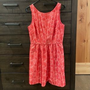 Beautiful color and white dress with a floral and lace pattern.